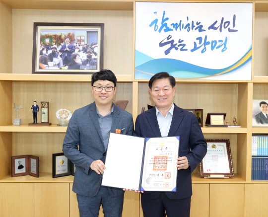 적극행정 실천한 공무원 특별승진 단행한 박승원 시장/사진제공=광명시